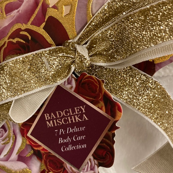🌺Badgley Mischka Robe and Body Care Set - Picture 2 of 9